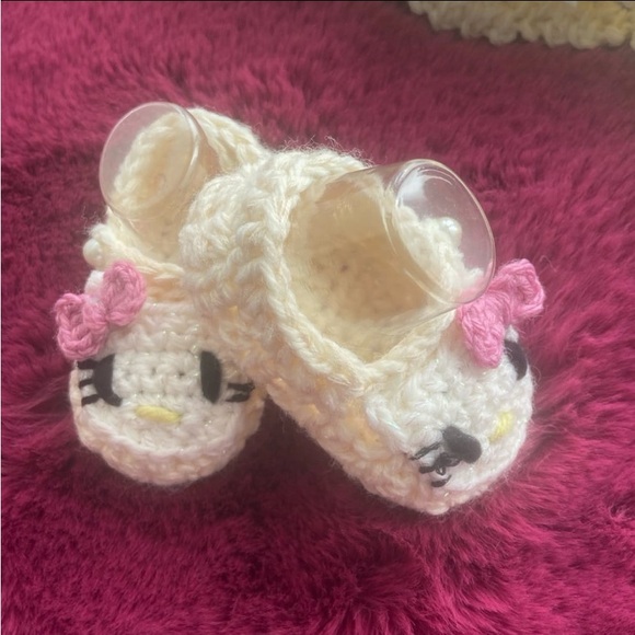 Adorable! Hello kitty, pearl button crochet baby booties and dress set - Picture 7 of 15
